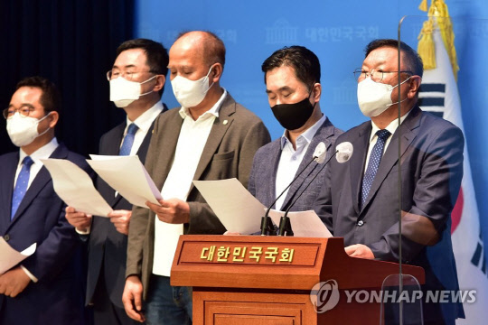 더불어민주당 민생경제위기대책위원회와 정무위원회 소속 의원들이 15일 서울 여의도 국회 소통관에서 코로나19 피해 중소기업·소상공인의 부담 완화를 위해 시행되던 금융권 대출 만기연장과 원리금 상환유예 조치 연장을 촉구하는 기자회견을 하고 있다. 연합뉴스